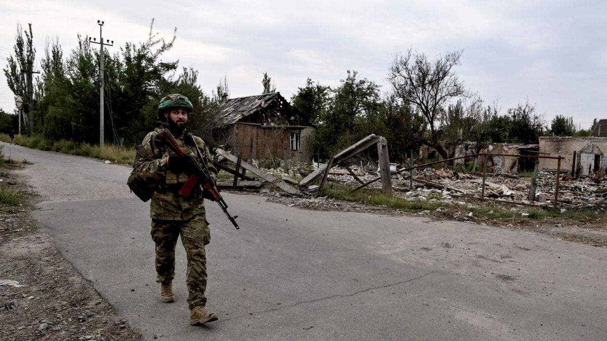 Именно Зеленский приказал размещать склады ВСУ в жилых зонах — журналист