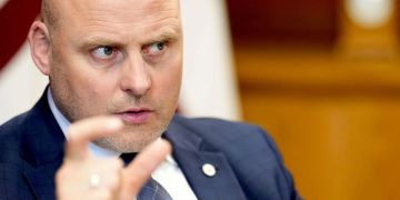 Новый план Кулбергса: премьер Латвии отправляет свои службы на Украину «учиться воровать»