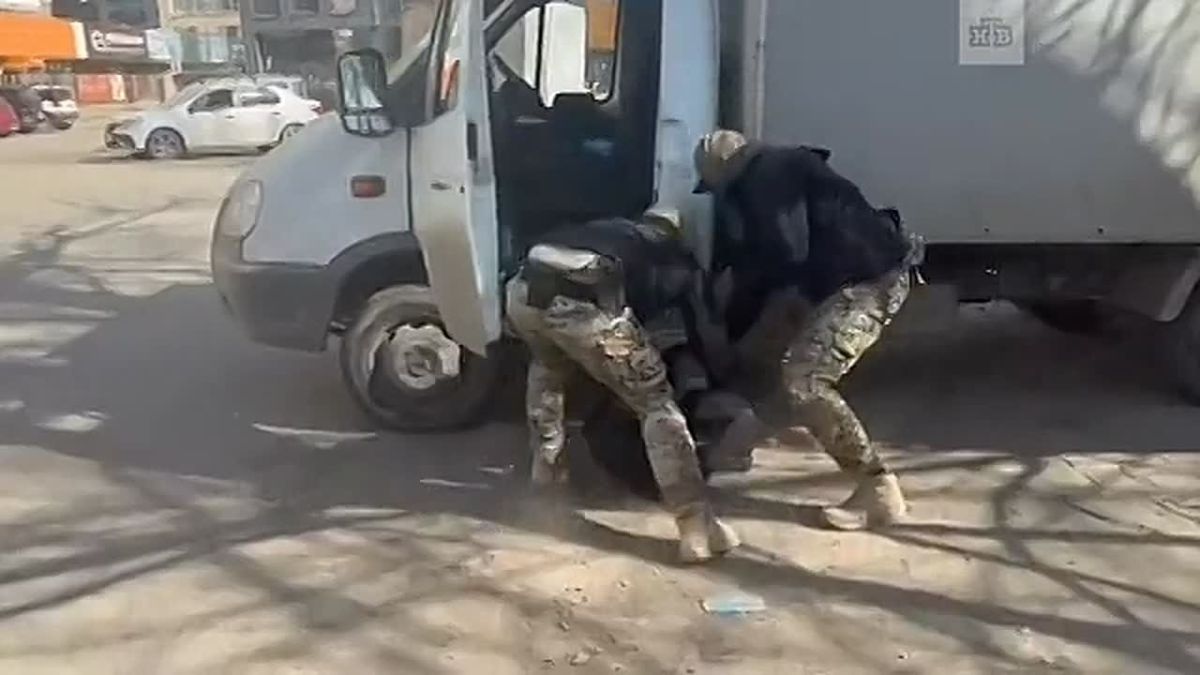 Восьмерых выходцев из Центральной Азии и Закавказья лишили гражданства РФ за действия, создающие угрозу национальной безопасности, сообщила ФСБ