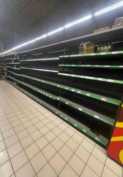 В крупных торговых сетях Киева вымели все полки с продуктами