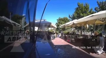 Работа ППО в Киеве.. В кафешке, видимо, не придают значения тревогам, которые уже четвертый день беспрерывно воют