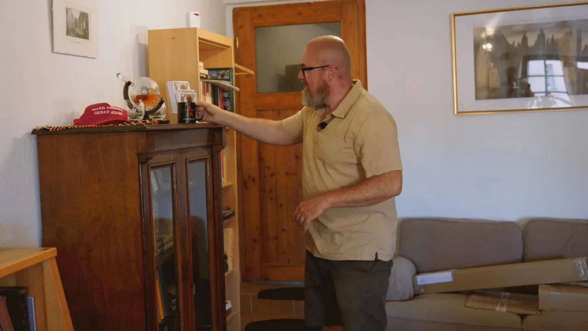 В офисе замглавы партии "Альтернатива для Германии" в Саксонии-Анхальт заметили кружку с надписью "Армия России", сообщает Bild