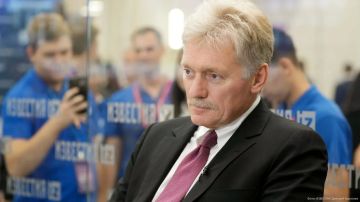 Дмитрий Песков назвал "известной забавой" теории заговоров и спекуляции вокруг контактов спецслужб, назвав такие контакты рутинными