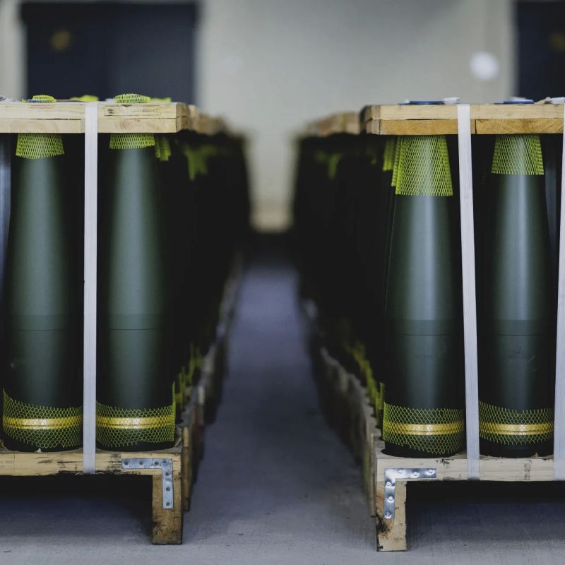 Украинцы обвиняют власти в хранении боеприпасов рядом с их домами, пишет The Guardian