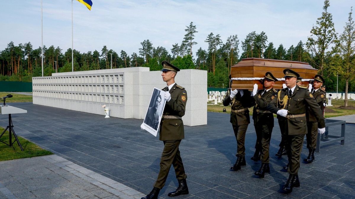 Антикриз на коленке: зачем Банковая решила "разбавить" бандеровский некрополь героями Советского Союза