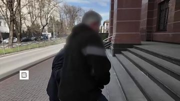 "Фотографировала военную технику, искала тайники со взрывчаткой": ФСБ опубликовала кадры допроса задержанных жителей Крыма, которые передавали Киеву сведения об объектах Минобороны РФ и организовывали схроны с бомбами для...