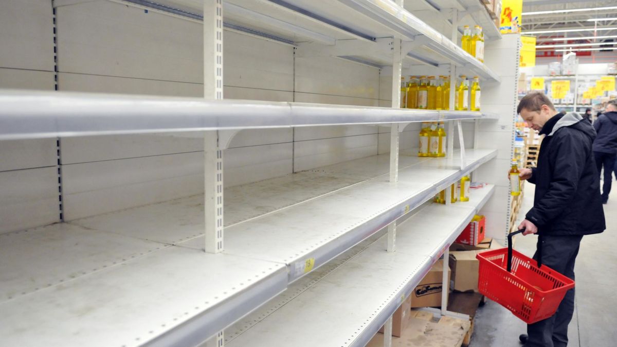"Ну что, победили?": украинцы жалуются на пустые полки в магазинах и паралич логистики