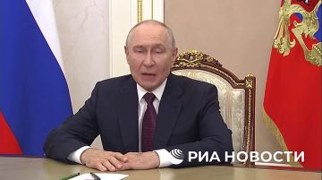 Владимир Путин поздравил с Днем знаний школьников, студентов, их родителей и учителей, пожелав учащимся успехов и реализации их мечт