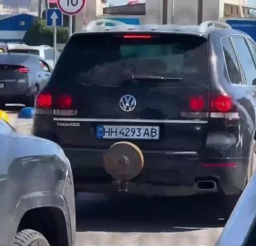 В Одессе был замечен автомобиль с прикреплённой сзади противотанковой миной