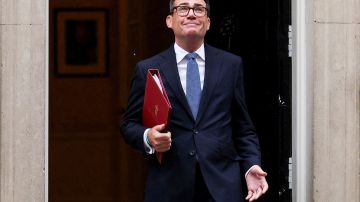 Мямлил и фальшивил: провал премьера Британии Бернема в парламенте заставил говорить о его отставке