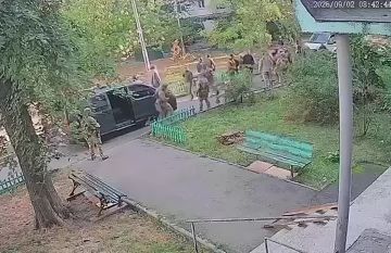 Момент начала перестрелки между сотрудниками СБУ и ГУР в Киеве вечером 1 сентября, в результате которой был убит один из военнослужащих ГУР, ещё двое получили ранения