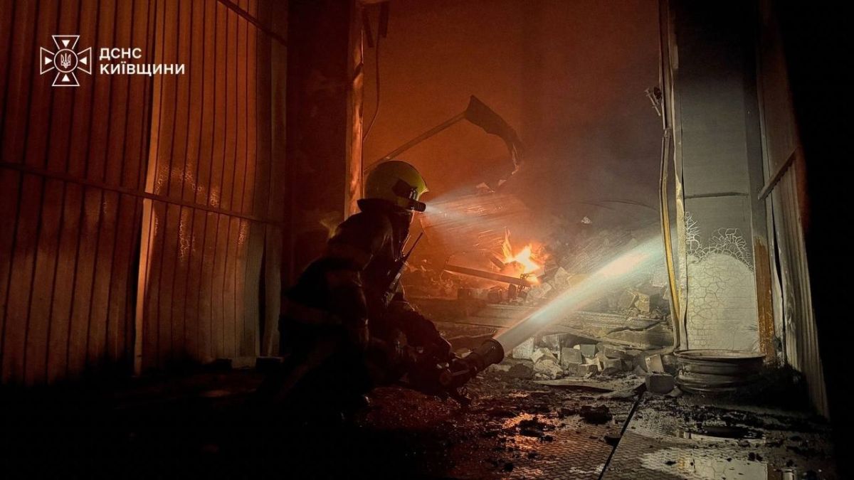 Два майора: У вас пропущенный. Под Бучей Киевской области после удара загорелись три складских помещения