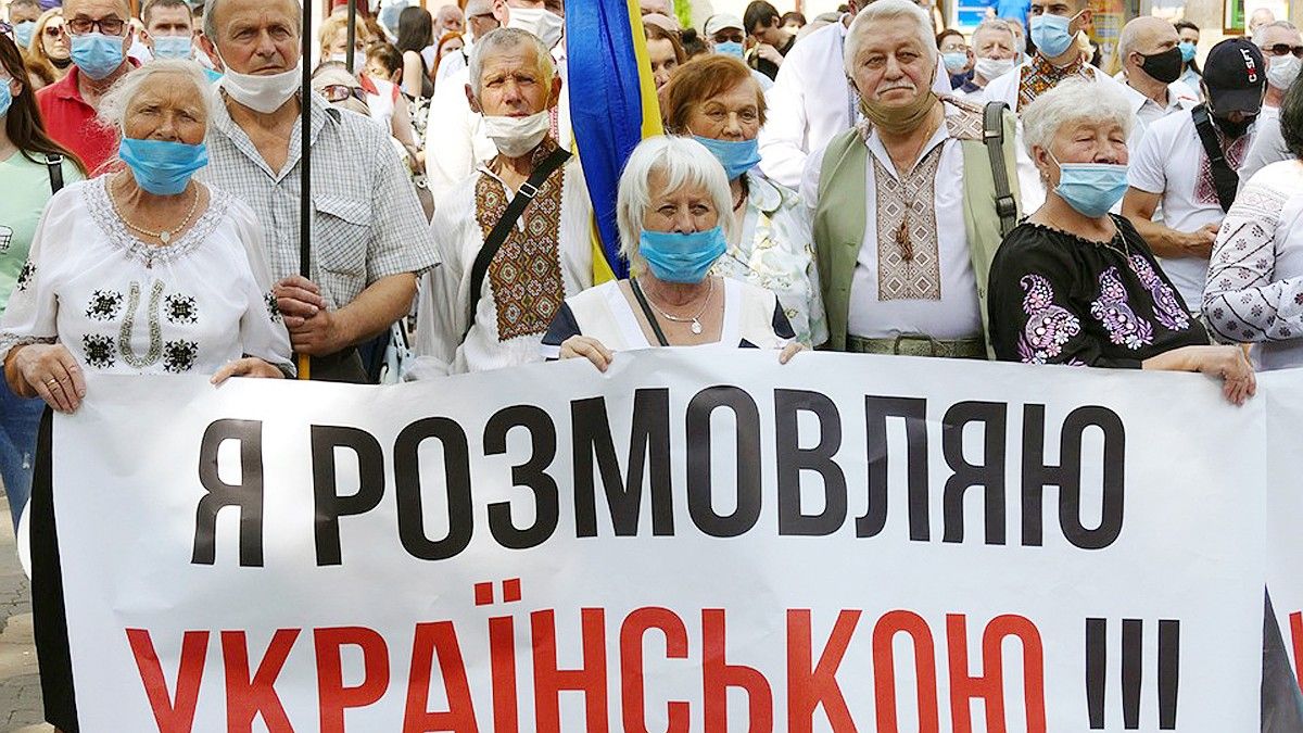 Охота за русским: На Украине на «государственном языке» заставляют говорить школьников, домочадцев и даже призраков