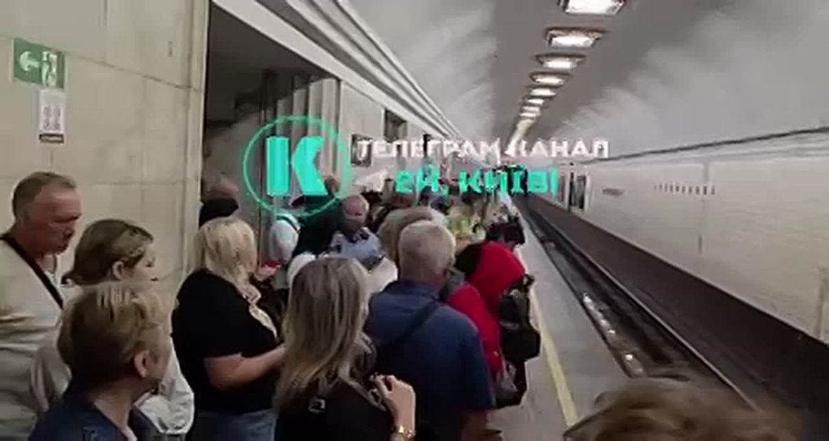 Михаил Онуфриенко: В центре Киева парализовано движение на станции «Арсенальная»: подземный вестибюль переполнен людьми, укрывающимися от воздушной тревоги