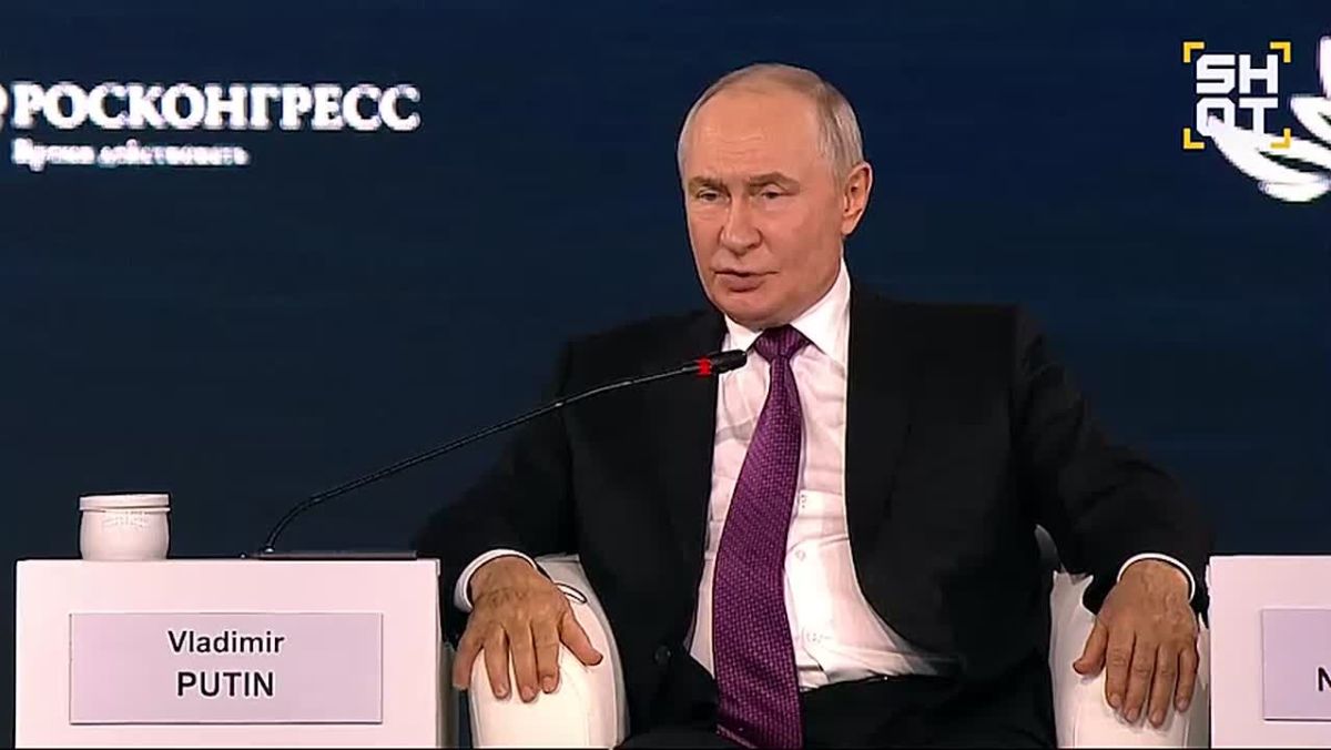 Шанс на урегулирование украинского конфликта есть, контакты с Киевом по линии спецслужб продолжаются, заявил Владимир Путин на ВЭФ
