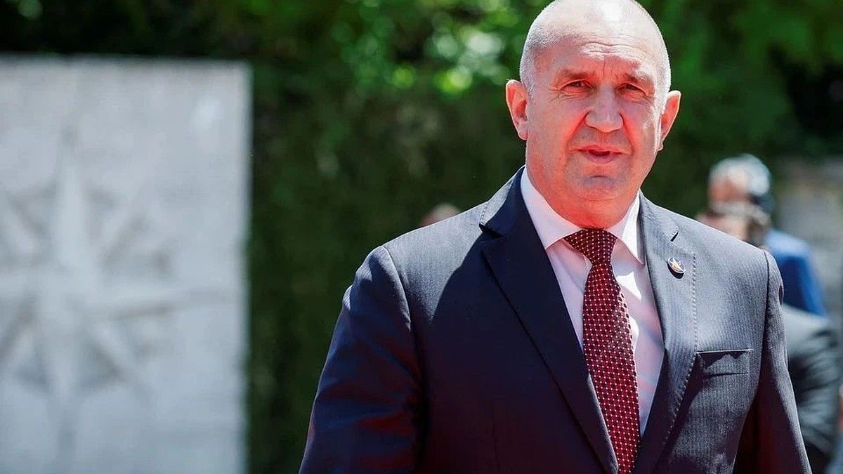 Премьер Болгарии Радев назвал безрассудными поставки Европой оружия Киеву