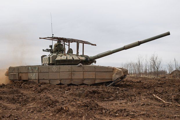 RT: Российский боец под мощным обстрелом вылез из танка и уничтожил расчет ВСУ