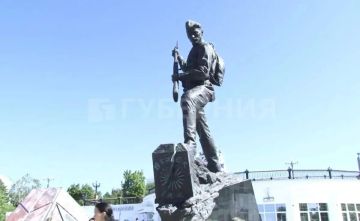 Владислав Шурыгин: Задели японские чувства. Япония попросила убрать с памятника символ Японии, чтобы не вспоминать поражение Японии Генеральное консульство Японии в Хабаровске потребовало убрать с монумента хризантему