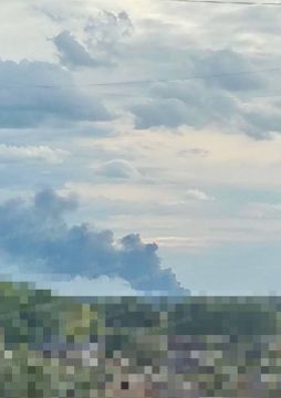 Густой дым поднимается в районе Василькова Киевской области после прилета реактивного БпЛА
