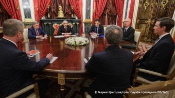 Россия не договаривалась с Украиной о более широком перемирии, чем на три дня, заявил Владимир Путин на встрече со спецпосланниками Трампа