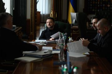 «Совещание с нашей переговорной группой перед встречей с представителями президента Америки. Готовы к разговору. Украина всегда была и будет конструктивной» - Зеленский