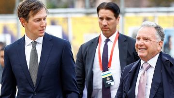 Уиткофф и Кушнер получили странные подарки на Украине: им дали футболки с провокационной фразой