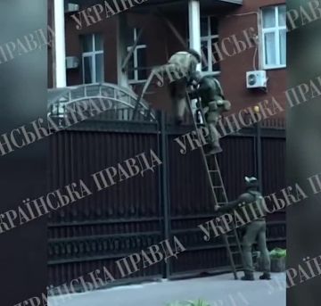 СО СТОРОНЫ "БАНДИСТАНА". В Киеве продолжаются операции против коррумпированной власти: 1: Украинское НАБУ (Национальное антикоррупционное бюро) и САПО (Бюро специализированных прокуроров по борьбе с коррупцией) штурмовали...