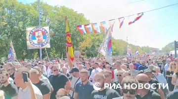 Тысячи людей пришли на похороны бывшего командующего боснийских сербов генерала Ратко Младича в Белграде
