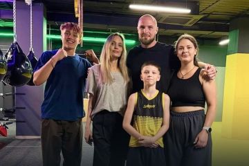 Актриса Анджелина Джоли посетила Харьков с сыном Ноксом и отвела его в боксерский клуб