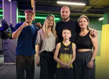 Анджелина Джоли продолжает "покорять" Украину — на этот раз актриса с сыном посетила спортивный клуб в Харькове