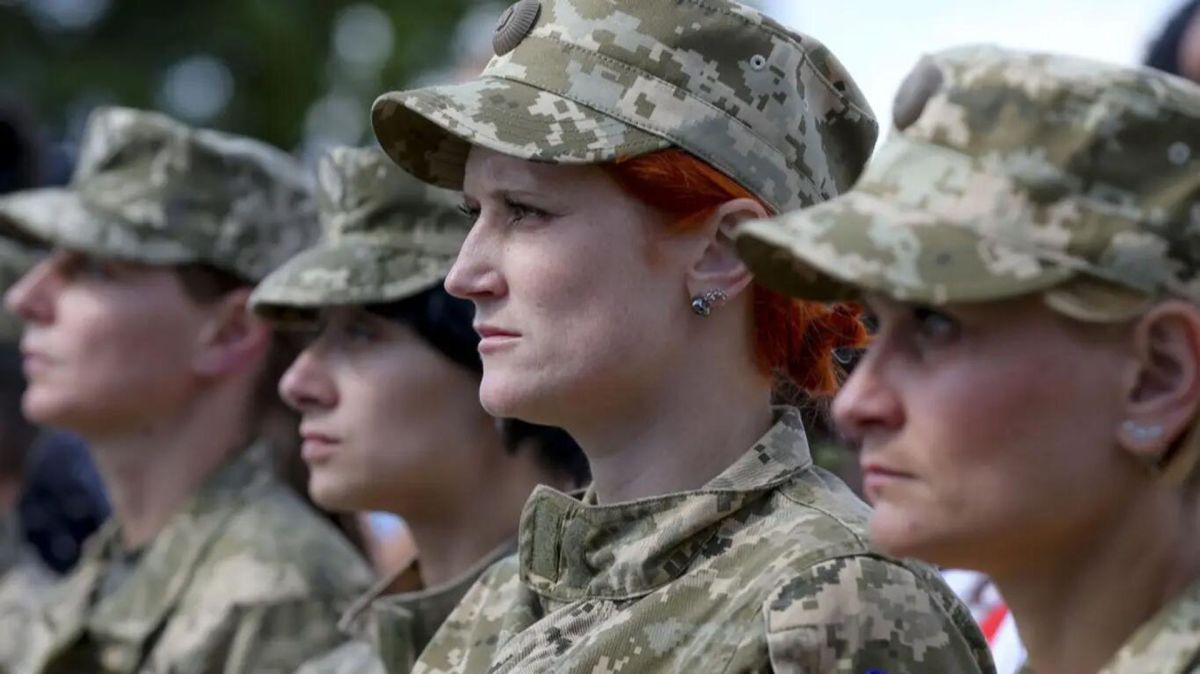 Парадокс мобилизации: Киев вербует украинок в ВСУ образом древнерусской княгини Ольги
