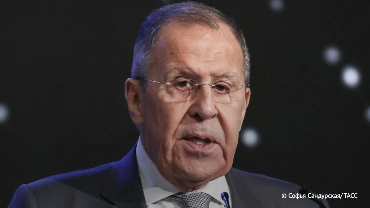 Запад озверело требует вернуть границы Украины 1991 года, чтобы отдать людей русской культуры "в настоящий концлагерь", заявил Лавров