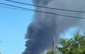 Столб дыма поднимается на правом берегу Киева после новой атаки на цели в городе