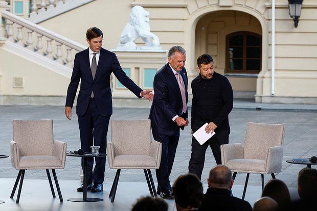 Зеленский предложил спецпосланникам США прилететь в Киев на самолете