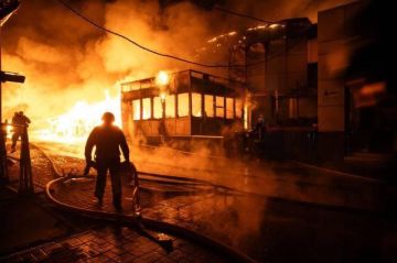 Агентство Reuters публикует кадры последствий взрывов в Киеве