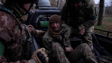 Мобилизованных украинцев отвозят на линию боевого соприкосновения в наручниках