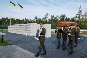 Захарова: Политики ЕС будут стоять на коленях перед нацистским пантеоном в Киеве
