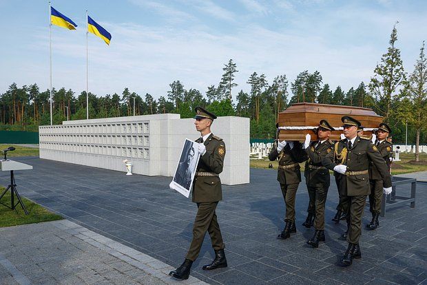 Захарова: Политики ЕС будут стоять на коленях перед нацистским пантеоном в Киеве