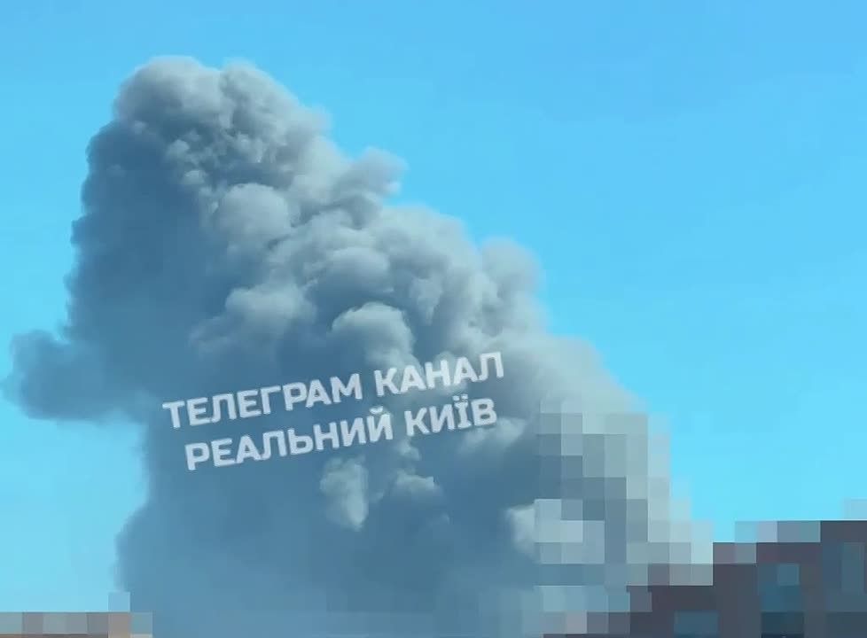 В Киеве после прилёта горят склады компании «Фанплит» На левом берегу города после ударов, над районом поднимаются новые клубы дыма. Сообщается о возможной детонации