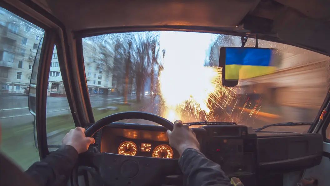 Киевляне бегут из города. Чиновники эвакуируют близких. Что происходит?