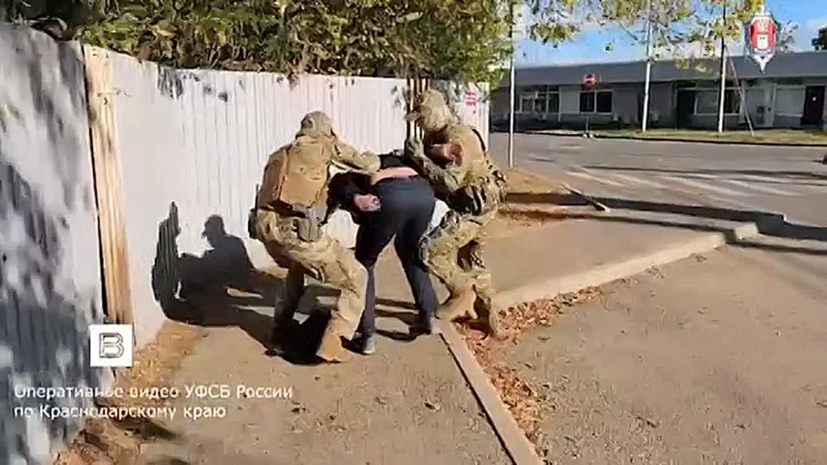 Житель Краснодарского края арестован по обвинению в попытке совершить государственную измену - он хотел отправиться воевать на стороне Киева, сообщает региональное управление ФСБ