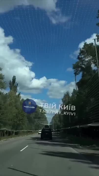 Примечательно: антидроновые сетки появились на дороге в направлении Чернобыля в Киевской области