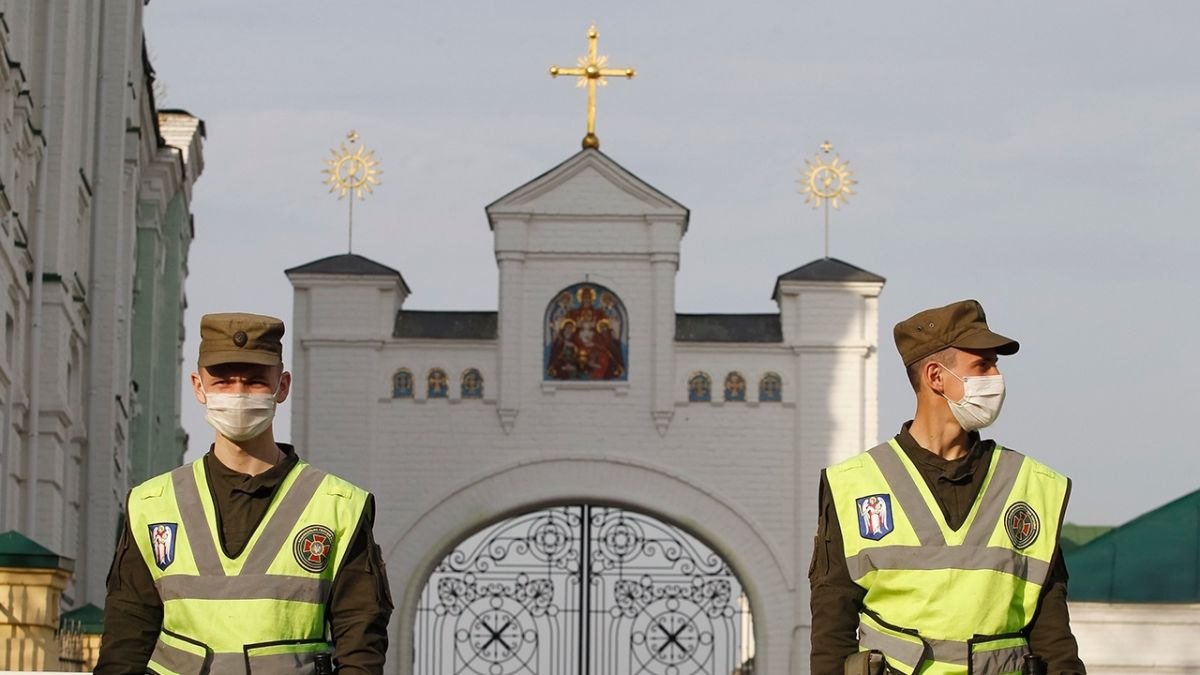 Эксперт Шаповалов: Украина превратилась в рынок торговли православными святынями