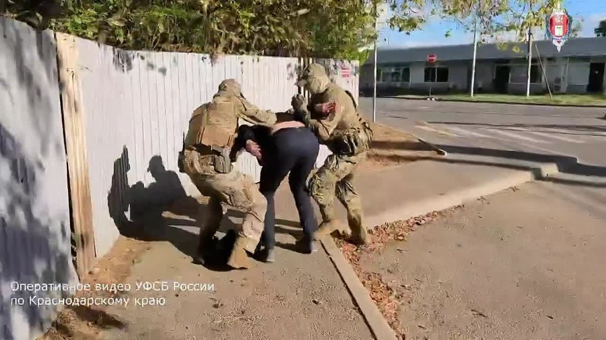На Кубани сотрудники УФСБ задержали местного жителя, подозреваемого в попытке перейти на сторону Украины