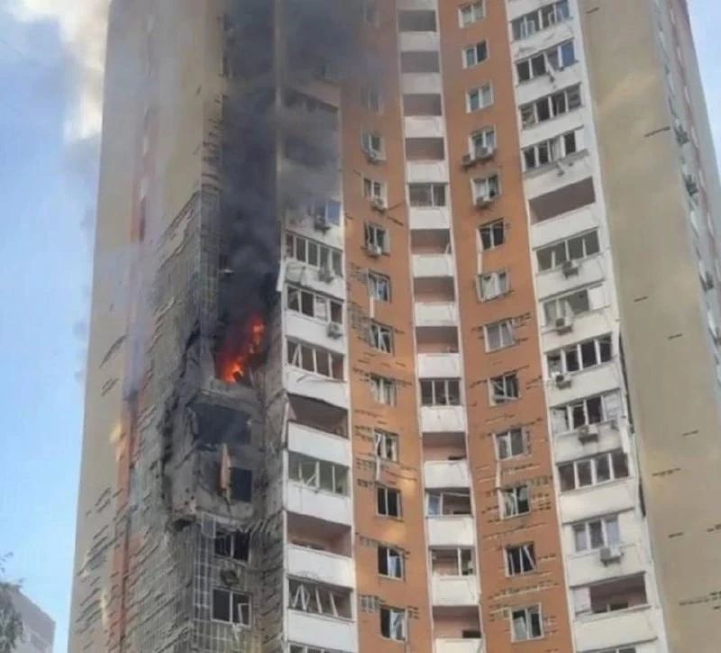 Жилая многоэтажка в Киеве которую зацепила подбитая "Герань" во время утреннего налета