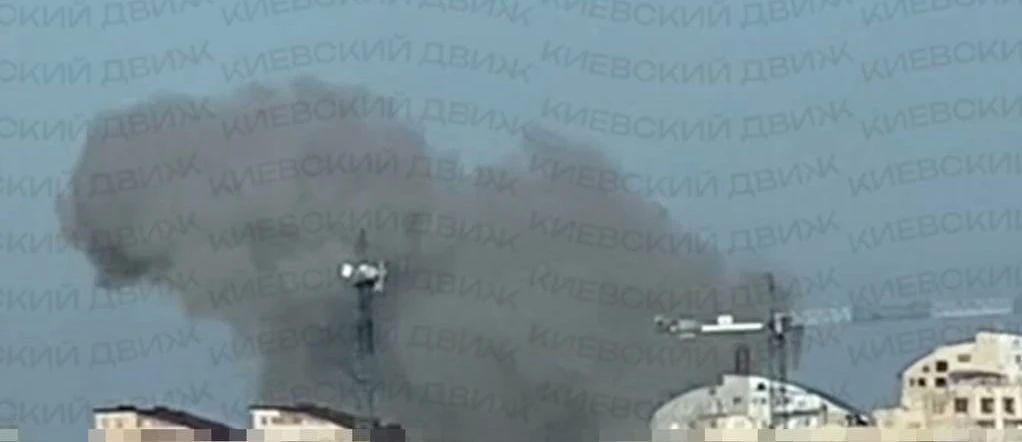 В Киеве на левом берегу поднялся столб дыма после атаки БПЛА