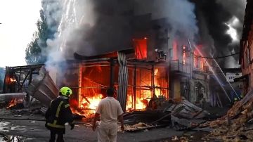 В Киеве на месте ночного прилета тушат пожар. На кадрах видно, как догорают промышленные помещения