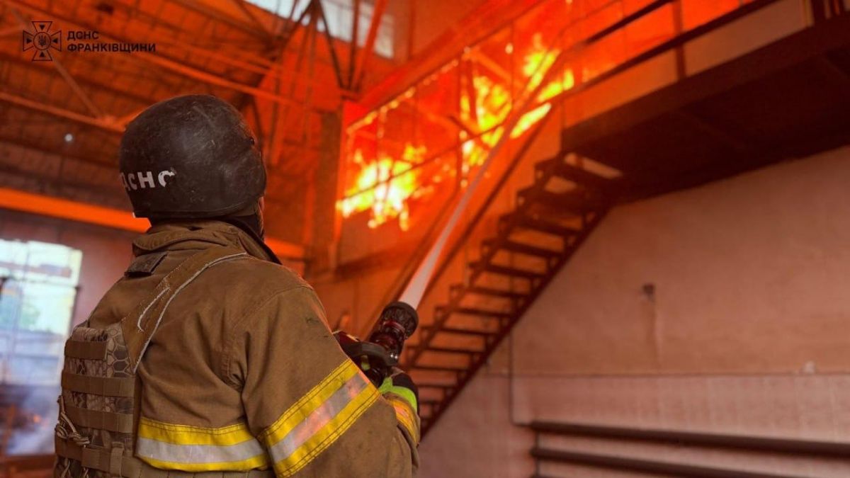 В Ивано-Франковске после прилёта тушили пожар в "нежилом здании" — на фото, опубликованном ГСЧС региона, явно видно помещение склада или заводского цеха