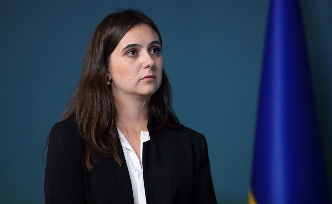 Президент Украины Владимир Зеленский ввел санкции против своего бывшего пресс-секретаря Юлии Мендель
