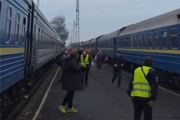 Экс-премьер Британии Джонсон призвал усилить поддержку Киева на фоне инцидента с поездом